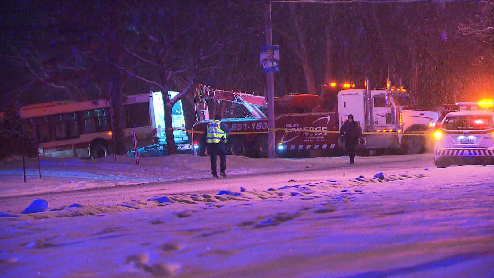 Vue d'ensemble montrant une voiture de police, un camion remorque et l'autobus du Réseau de transport de Longueuil.