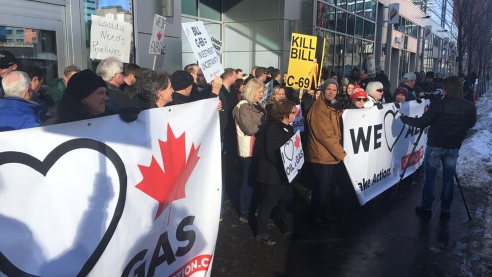 Des manifestants brandissent des slogans propipelines.