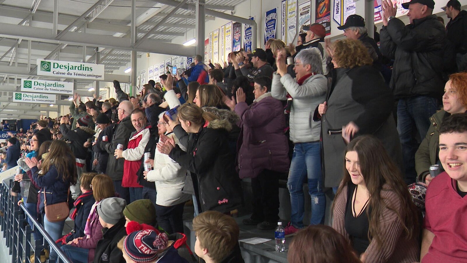 Des partisans applaudissent à l'aréna de Temiscaming, lors d'un match contre les Pirates de Ville-Marie.