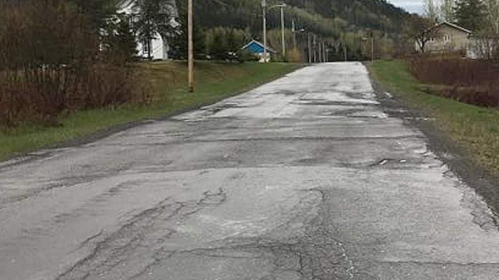 Une route dont l'asphalte est cahoteuse.