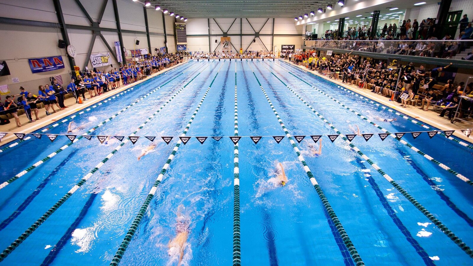 Vue aérienne de la piscine du CAPS de l'UQTR, en 2015.