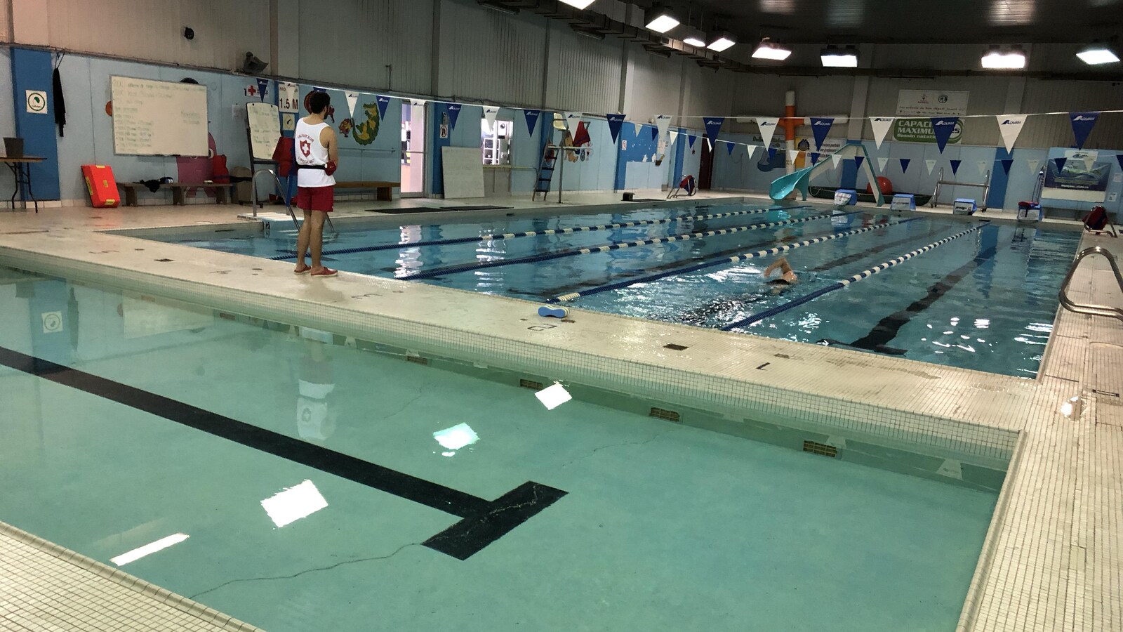 Un sauveteur surveille un nageur à la piscine de Dolbeau-Mistassini.