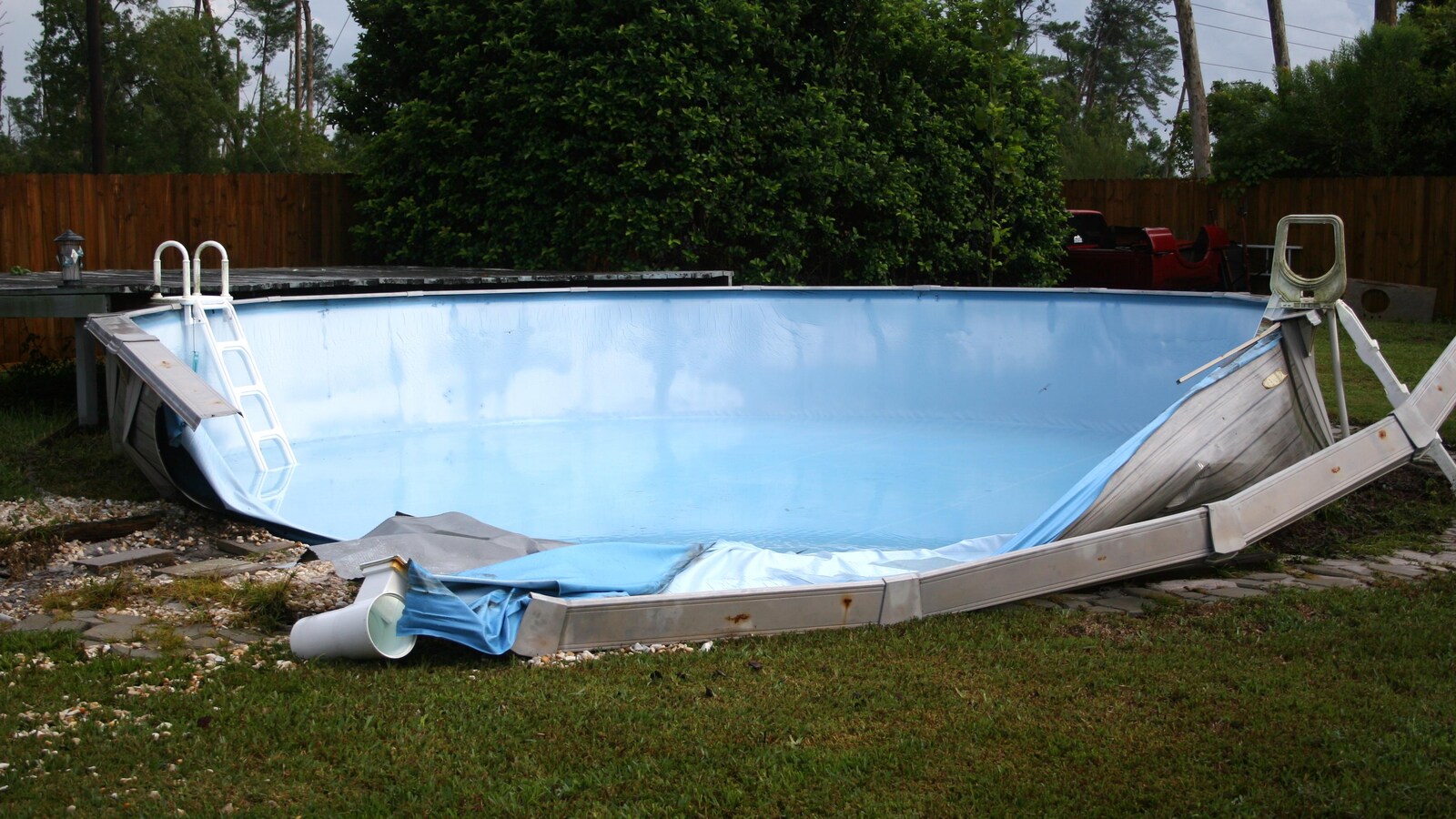 Neige Abondante Bris De Piscines à Prévoir Dans La Région De