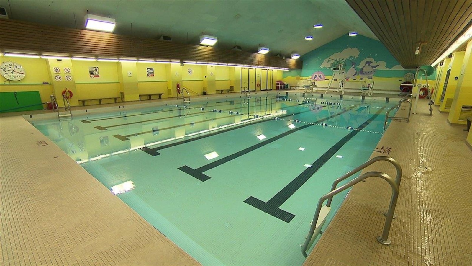 La piscine déserte avec son eau bleu turquoise.