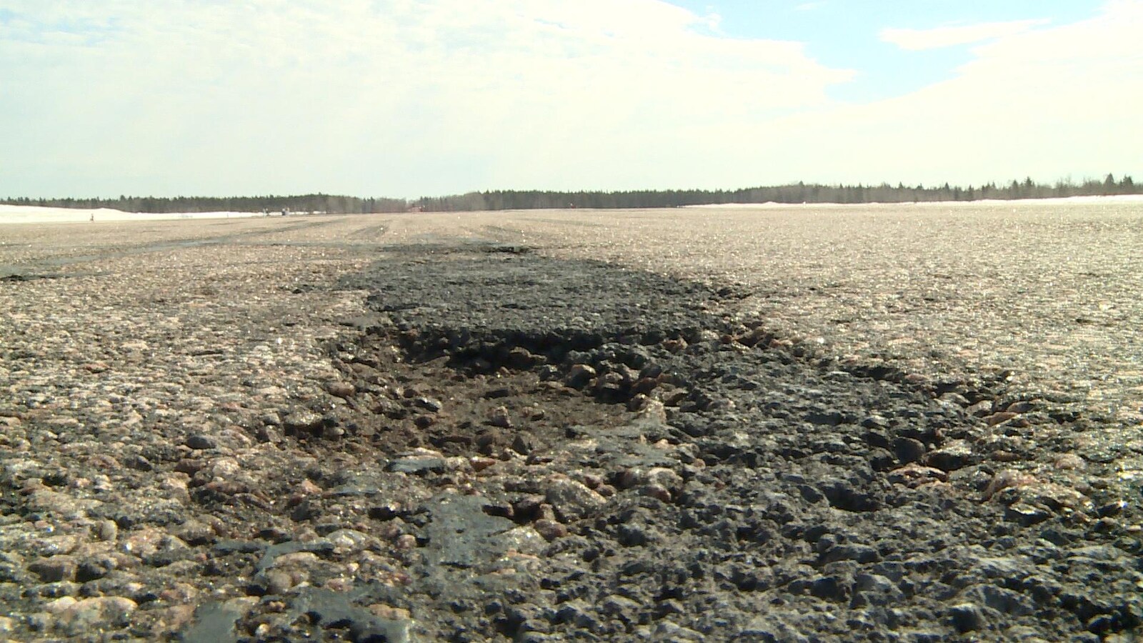 Un trou dans la piste de l'aéroport de Baie-Comeau
