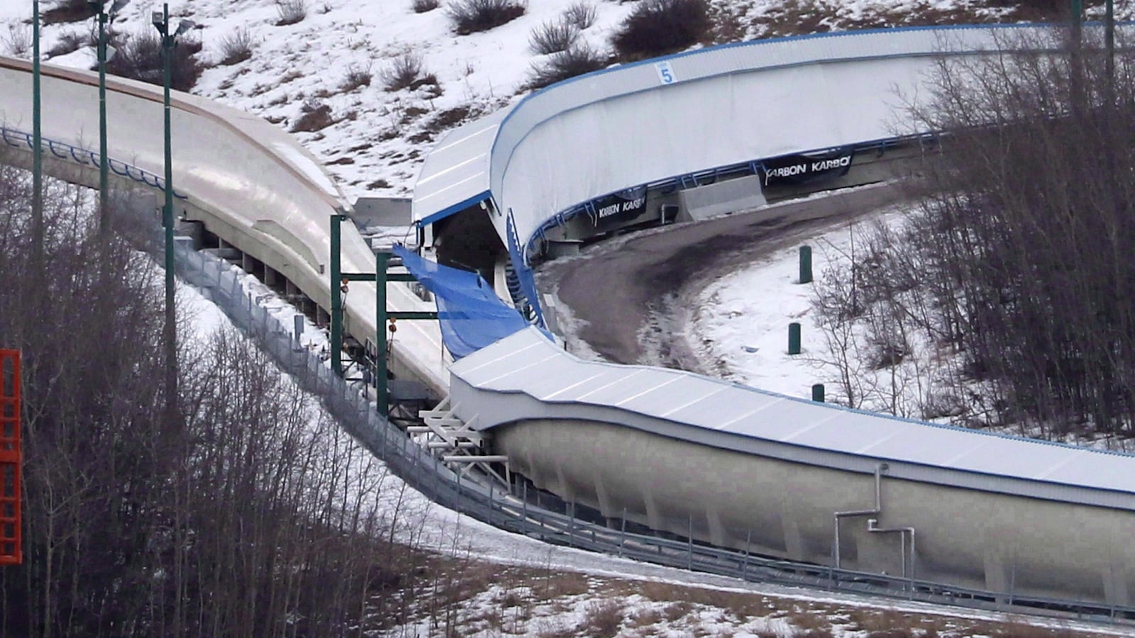 L'intersection d'une piste de bobsleigh en hiver.