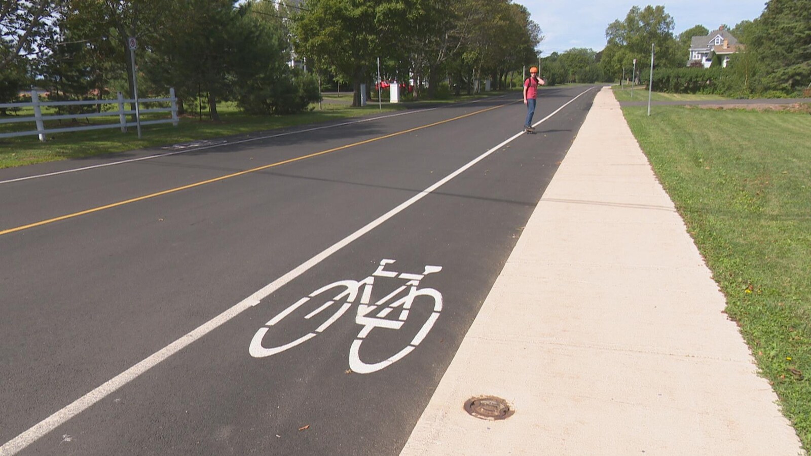 Vélo peint sur la chaussée pour identifier une piste cyclable.