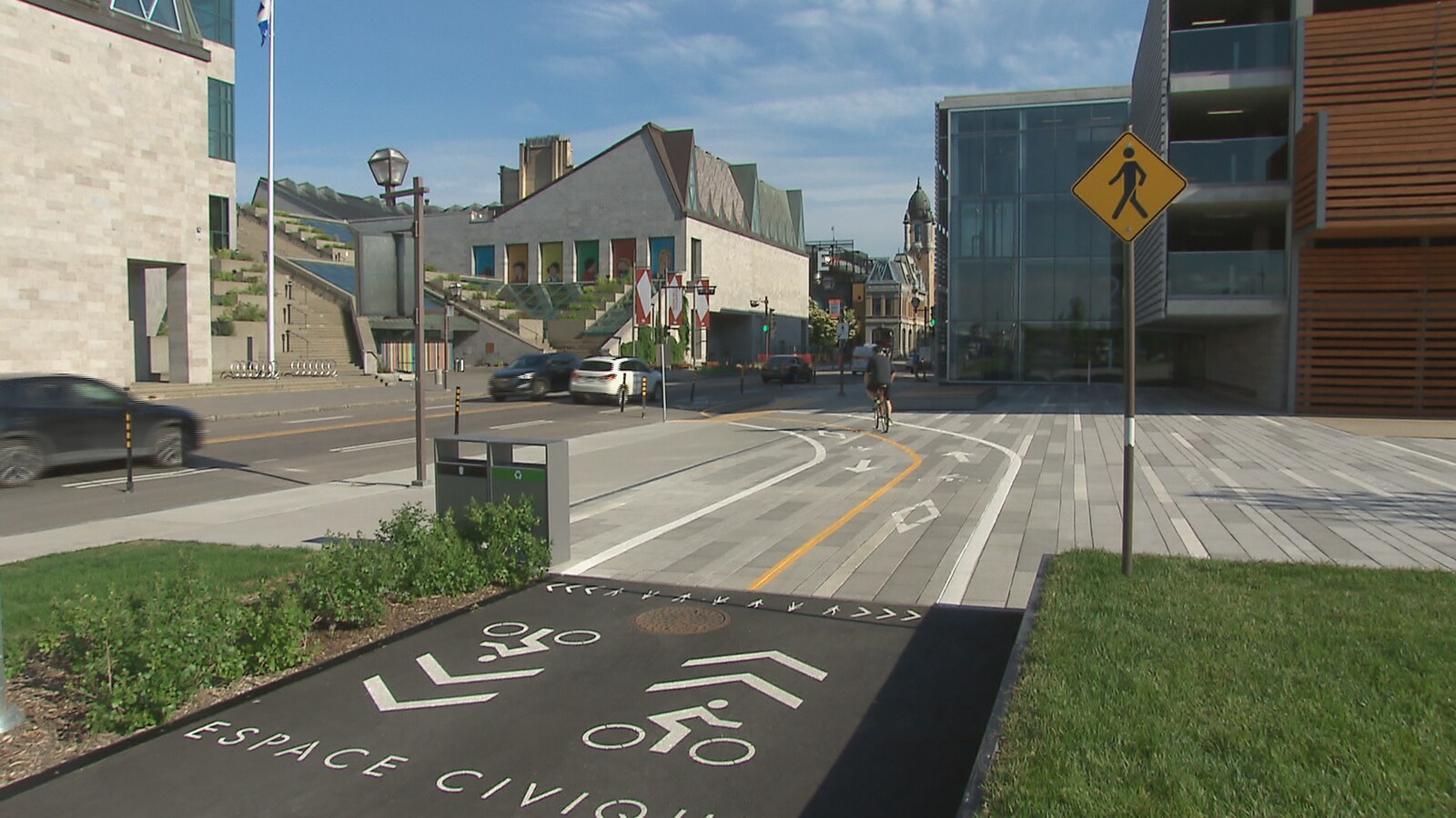 La Ville de Québec affirme que la nouvelle piste cyclable de la place des Canotiers est encore en évaluation.