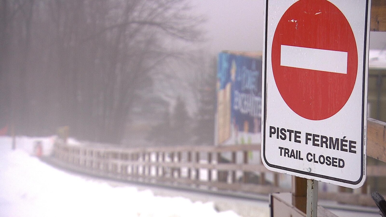 Un panneau indiquant que la piste de ski est fermée.