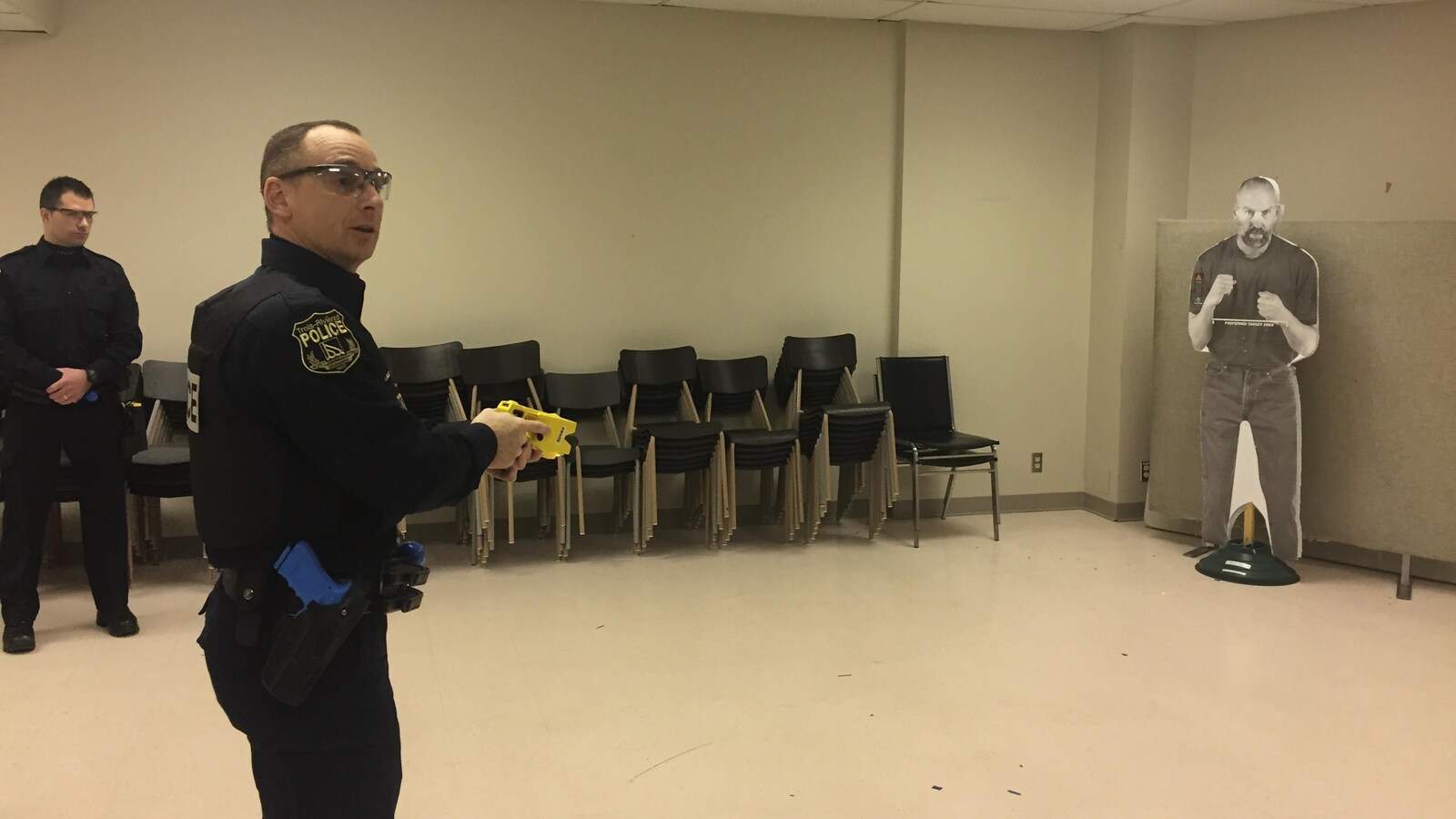 Un policier avec un pistolet à décharge électrique