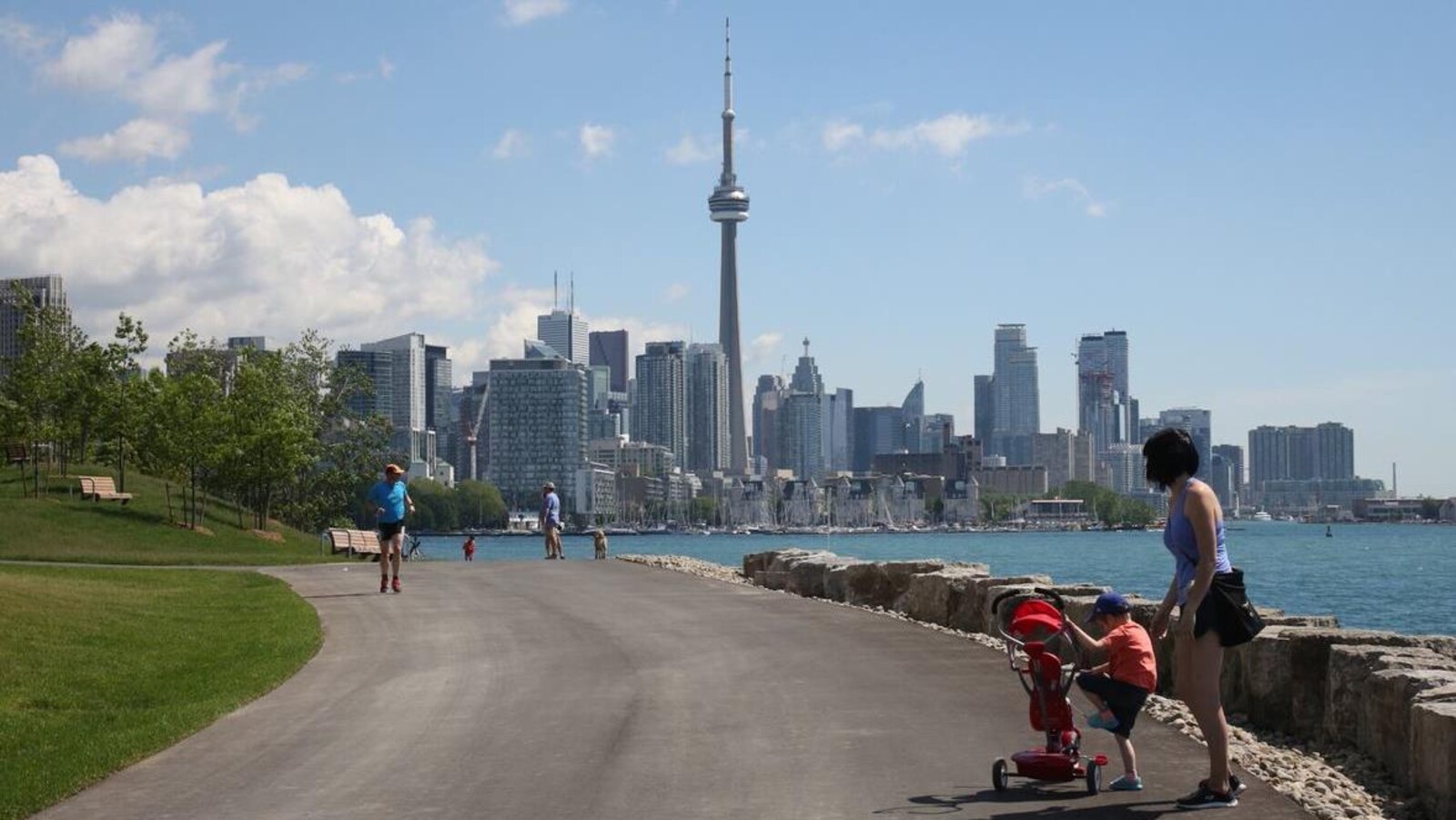 Un parc sur les rives du lac Ontario avec vue sur le centre-ville de Toronto