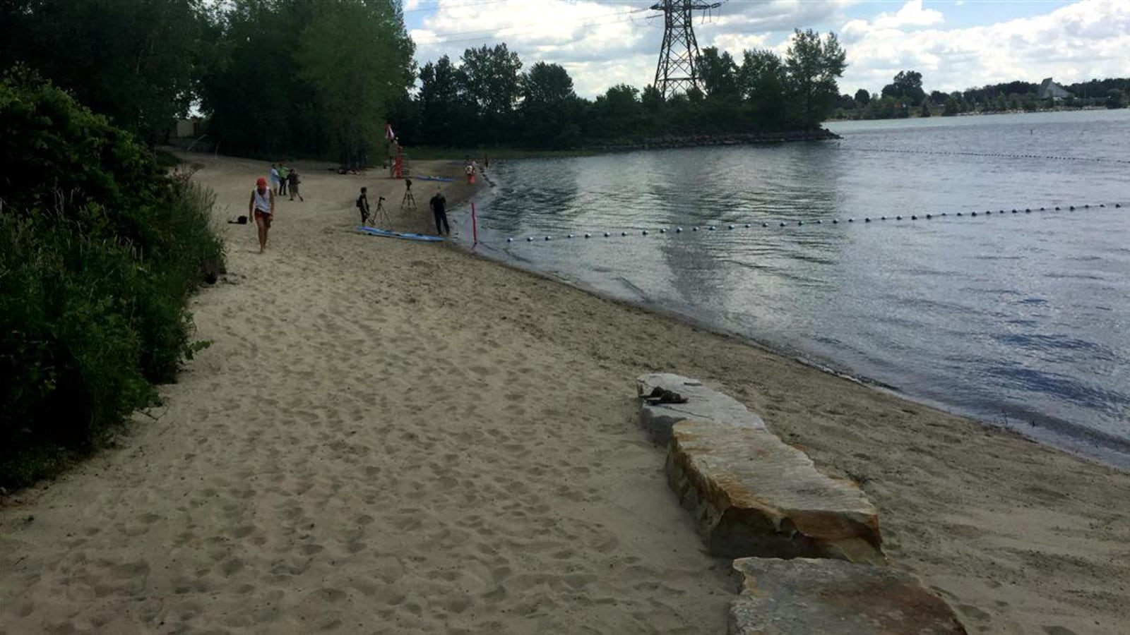Un sauveteur marche sur le sable, près de l'eau, sur l'île Charron.