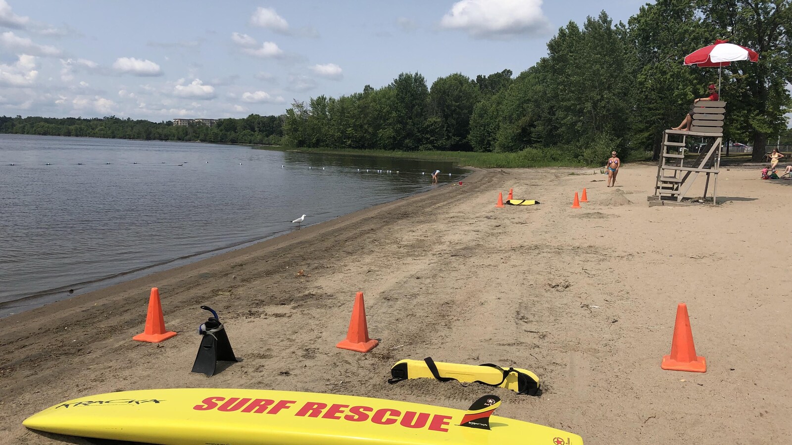 Une planche de surf destiné aux sauvetages aquatiques déposée sur l sable d'une plage à Gatineau