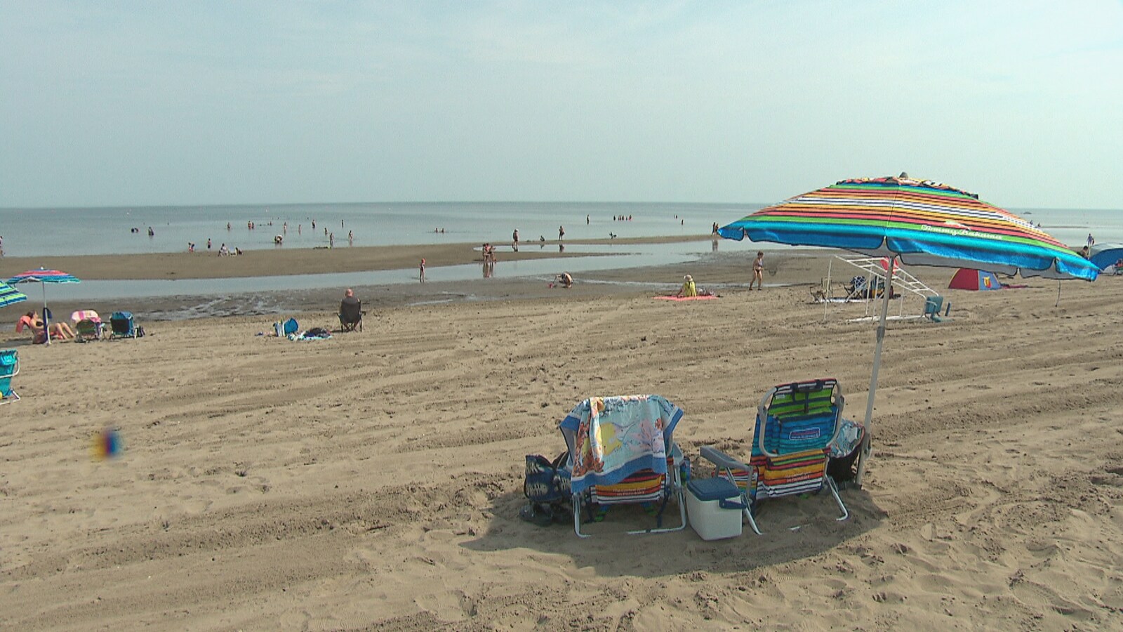 La plage Parlee avec quelques baigneurs dans l'eau.