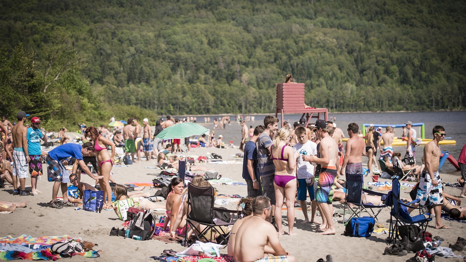 Des plaisanciers sur la plage de Pohénégamook.