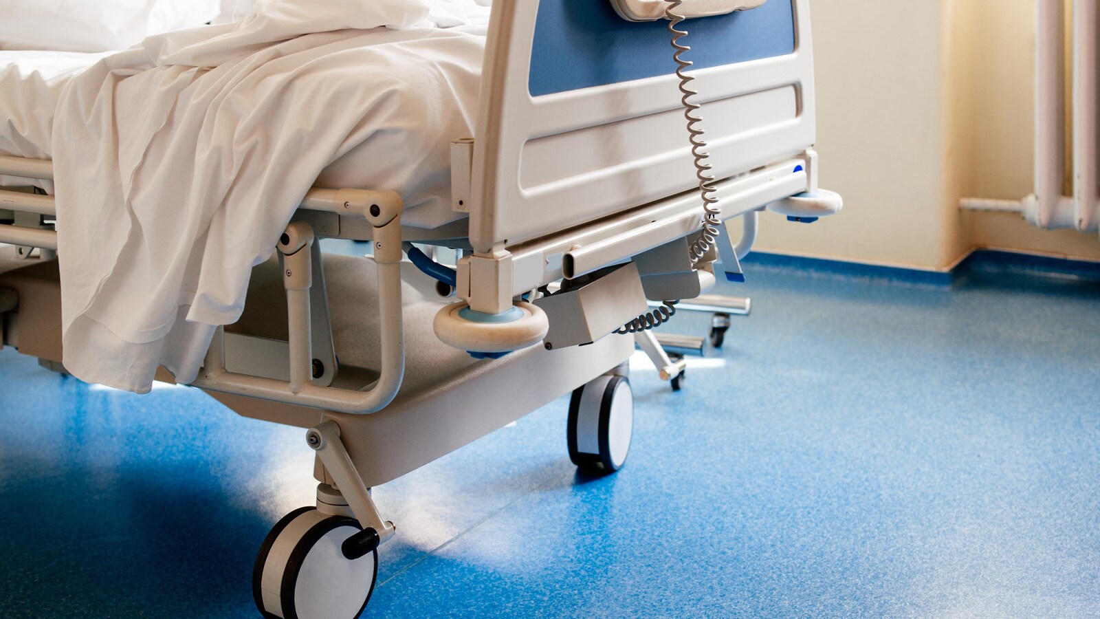 Un lit d'hôpital.