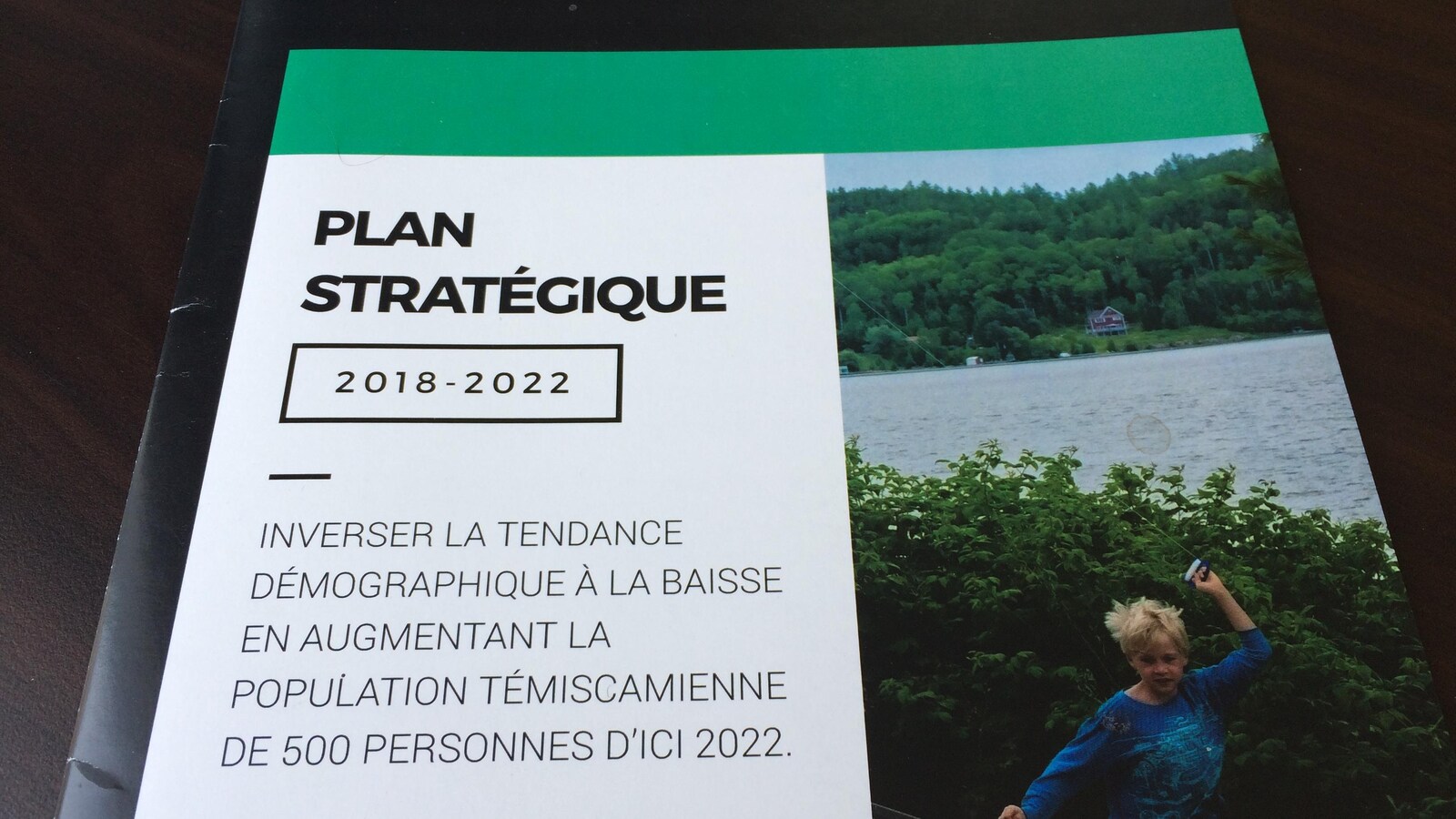 Une copie papier du Plan stratégique 2018-2022 de la MRC de Témiscamingue.