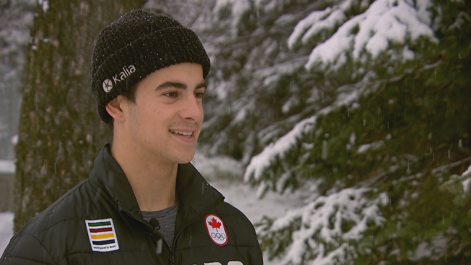 Eliott Grondin, athlète en snowboard cross lors d'une entrevue à l'extérieur sous la neige en novembre 2018