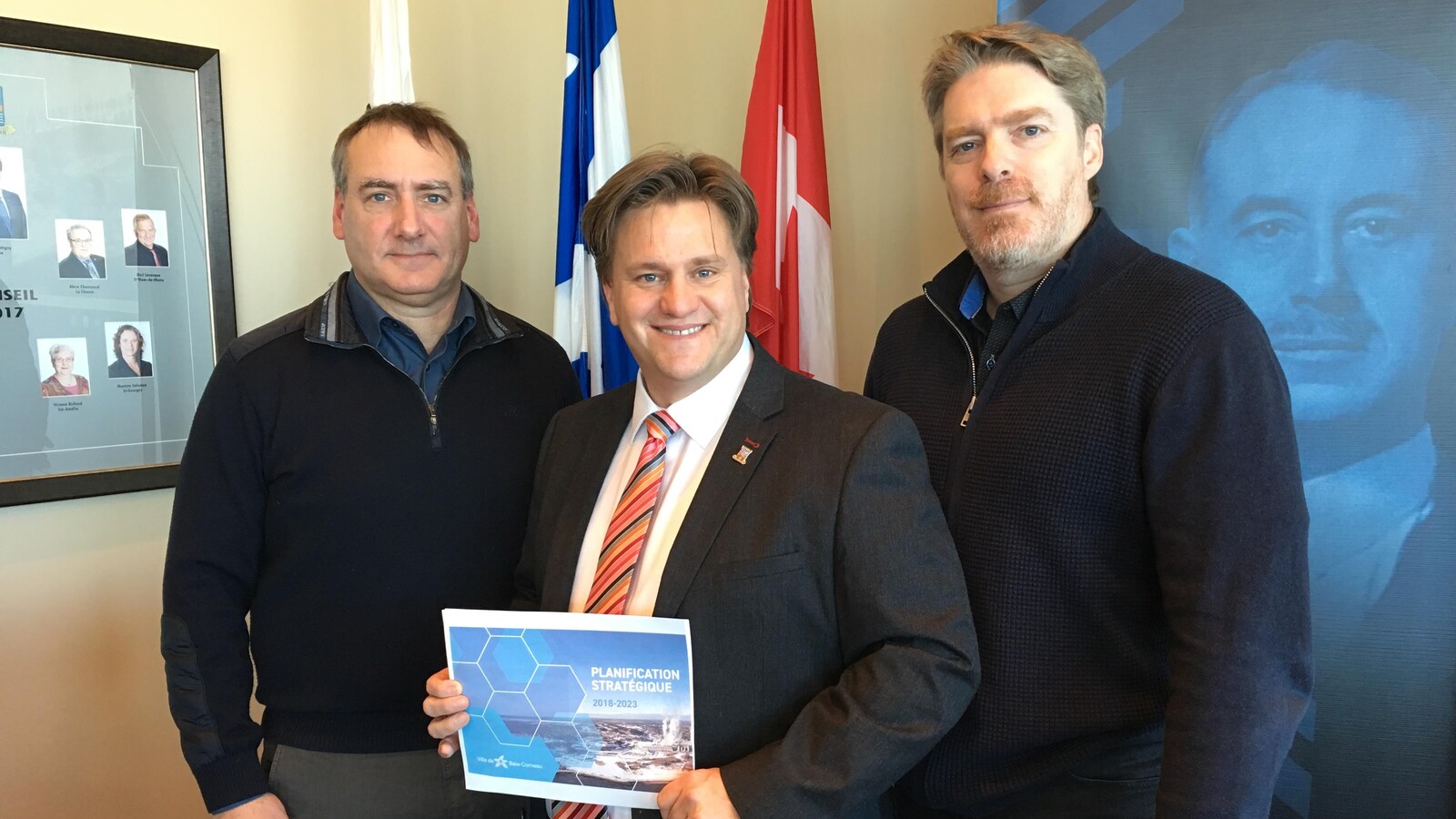 Le maire Yves Montigny tient le document résumant la planification stratégique de la ville pour 2018-2023.