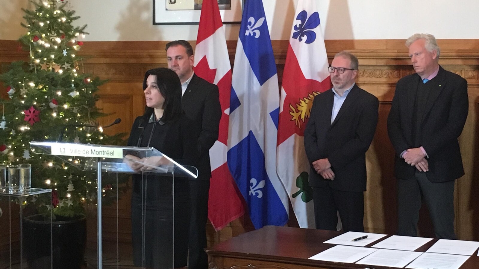 La mairesse de Montréal, Valérie Plante, le responsable de l'environnement au comité exécutif de la Ville, Jean-François Parenteau, le directeur général de la Fondation David Suzuki pour le Québec, Karel Mayrand et le directeur général de C40, David Miller.