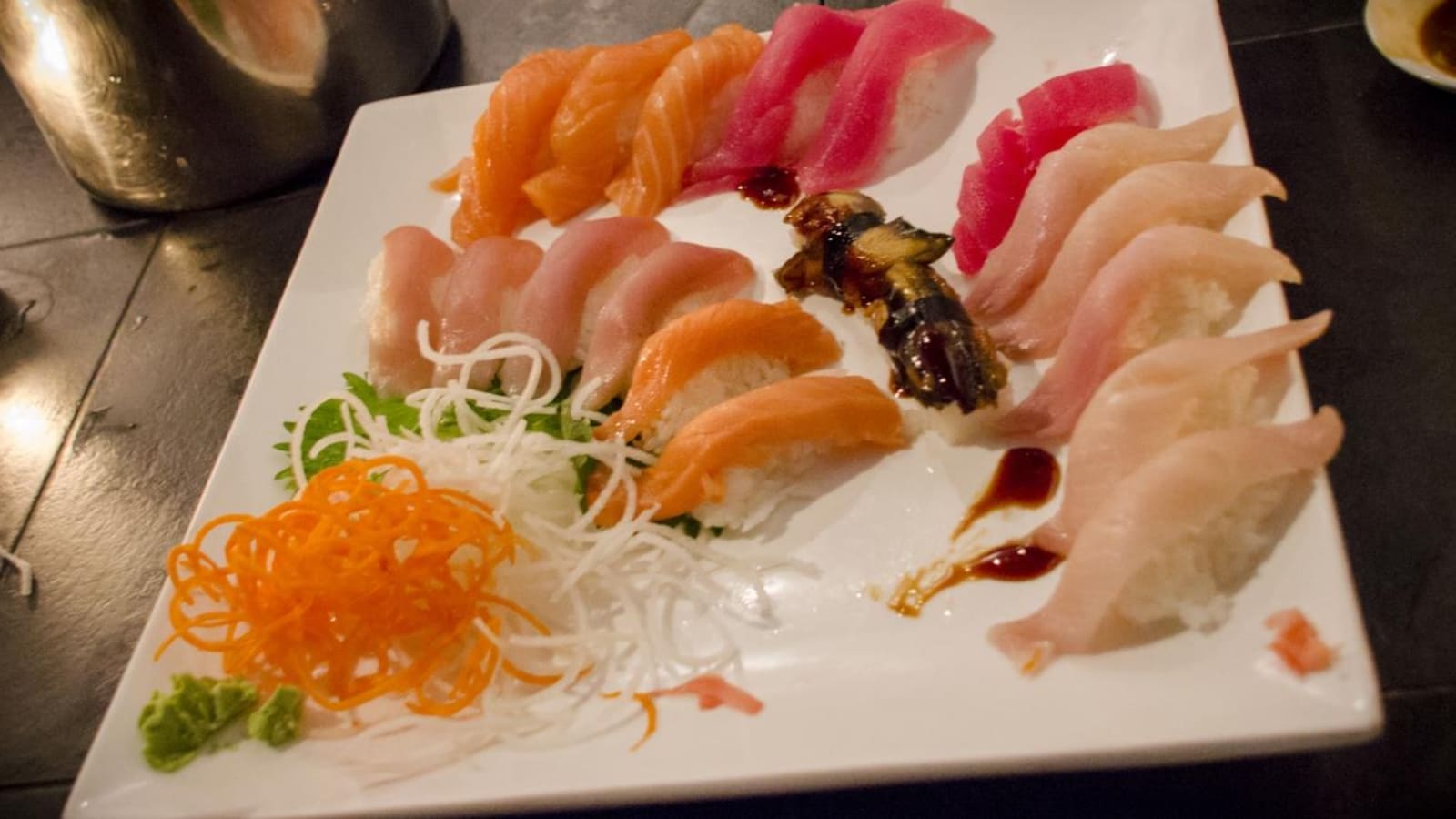 Étiquette japonaise : des sushis sur une assiette