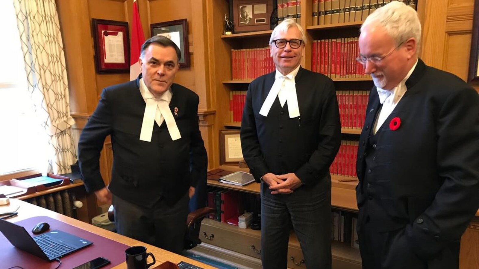 Darryl Plecas, Craig James et Gary Lenz se trouvent dans un même bureau.