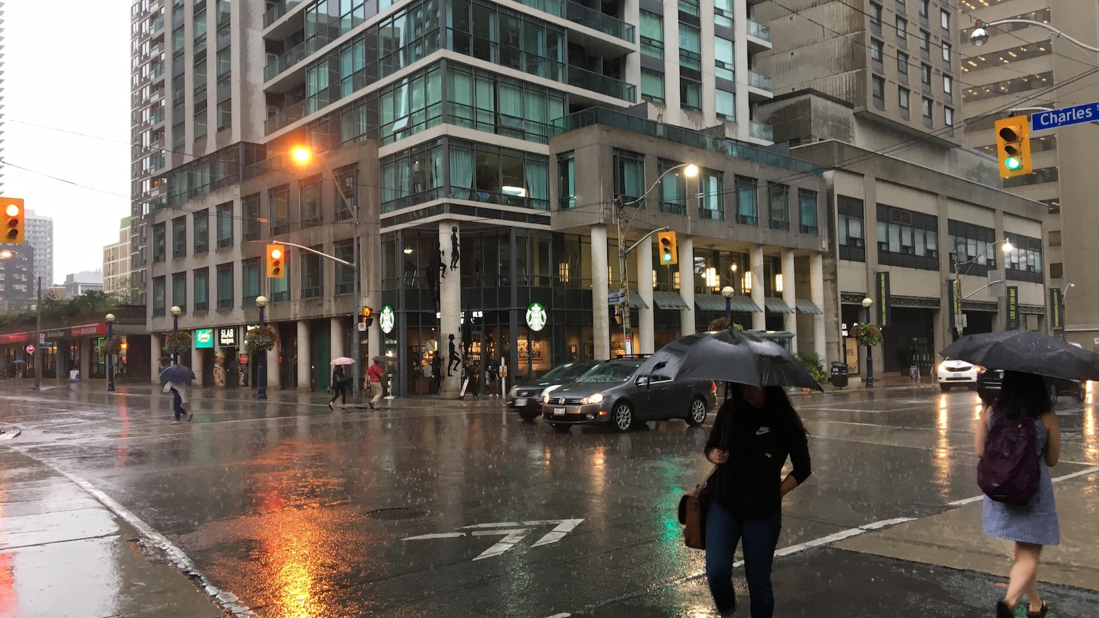 La pluie tombe, mercredi matin, à l'intersection des rues Charles et Bay au centre-ville de Toronto.