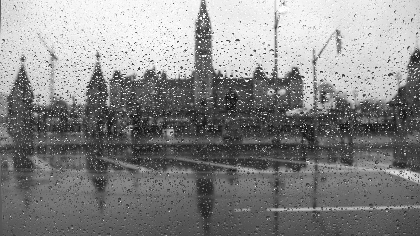 Le parlement du Canada sous la pluie