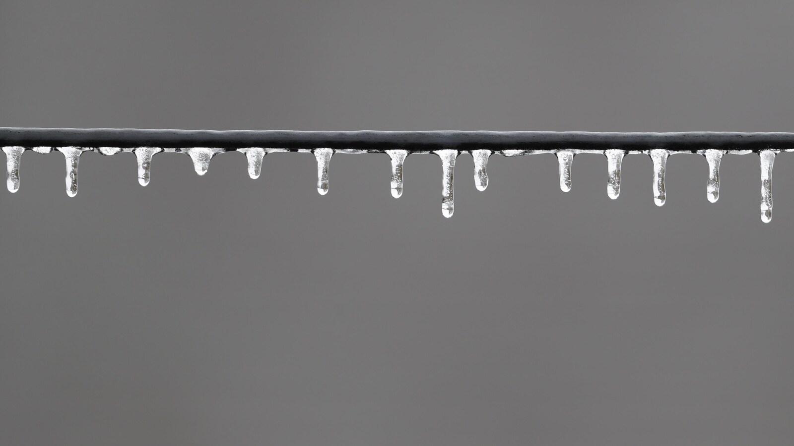 De la glace sur un fil électrique