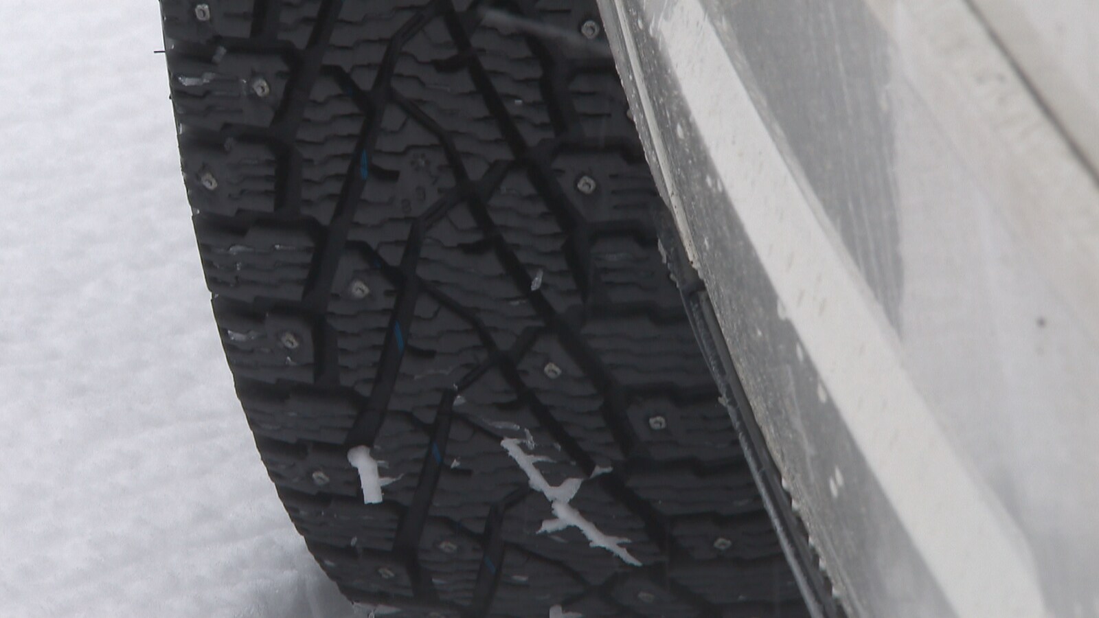 Des pneus d'hiver à crampons.