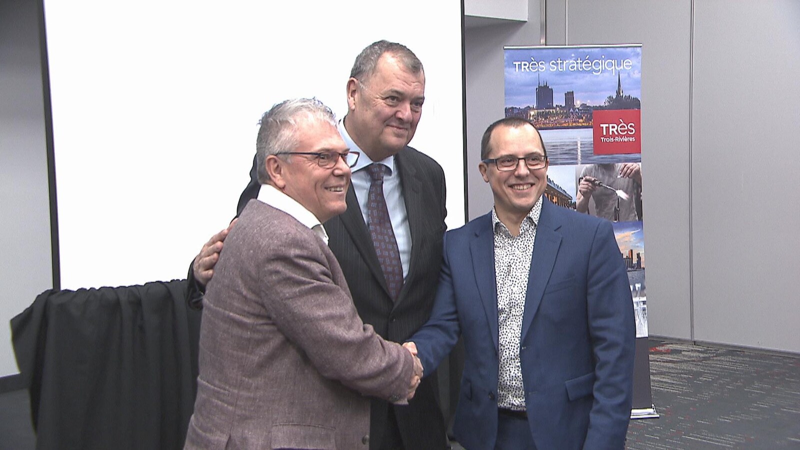 L'actionnaire de Noovelia, Henri-Paul Rousseau, le pdg d'Epsilia et de Pluritag, Alain Lemieux, et Stéphane Elliott, pdg de Divel, prennent la pose pour les photographes.