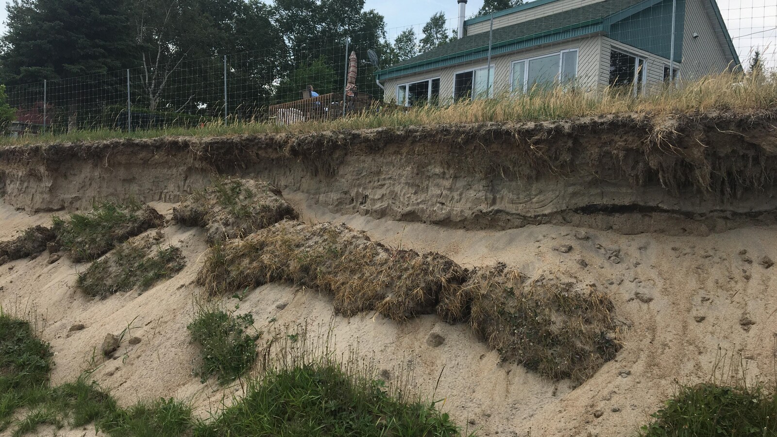 Une maison en haut des berges érodées