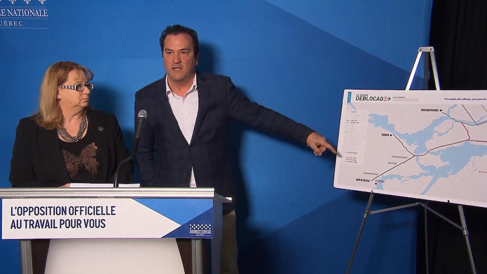 Alain Therrien pointe vers une carte de l'île de Montréal.