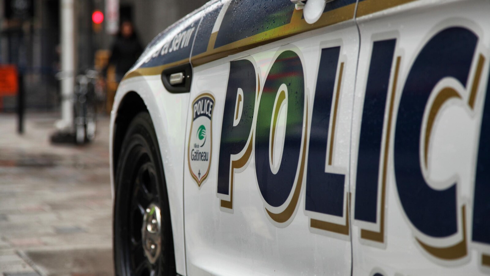 Une voiture du Service de police de Gatineau, sous la pluie.