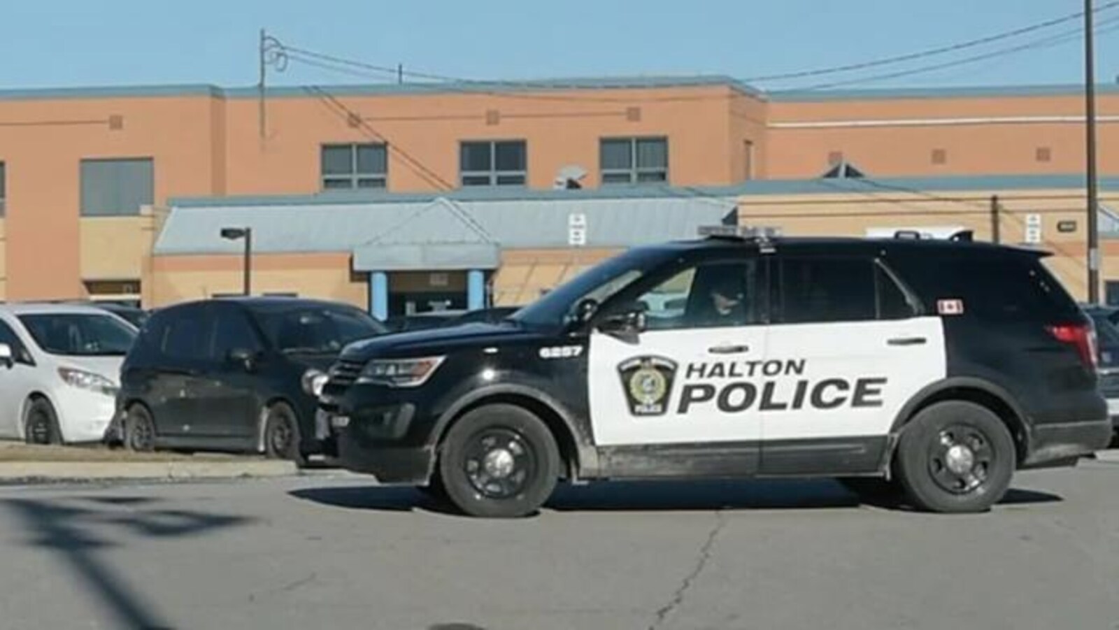 une voiture de patrouille de la police de Hatlon
