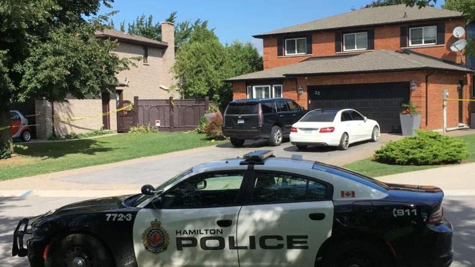 Une voiture de police devant une maison