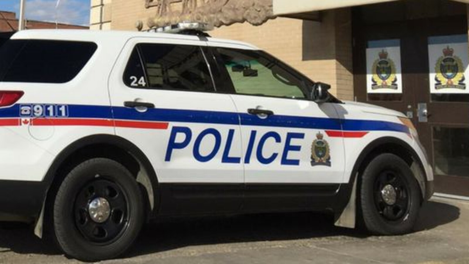 Une voiture de la police de Moose Jaw garée devant le commissariat