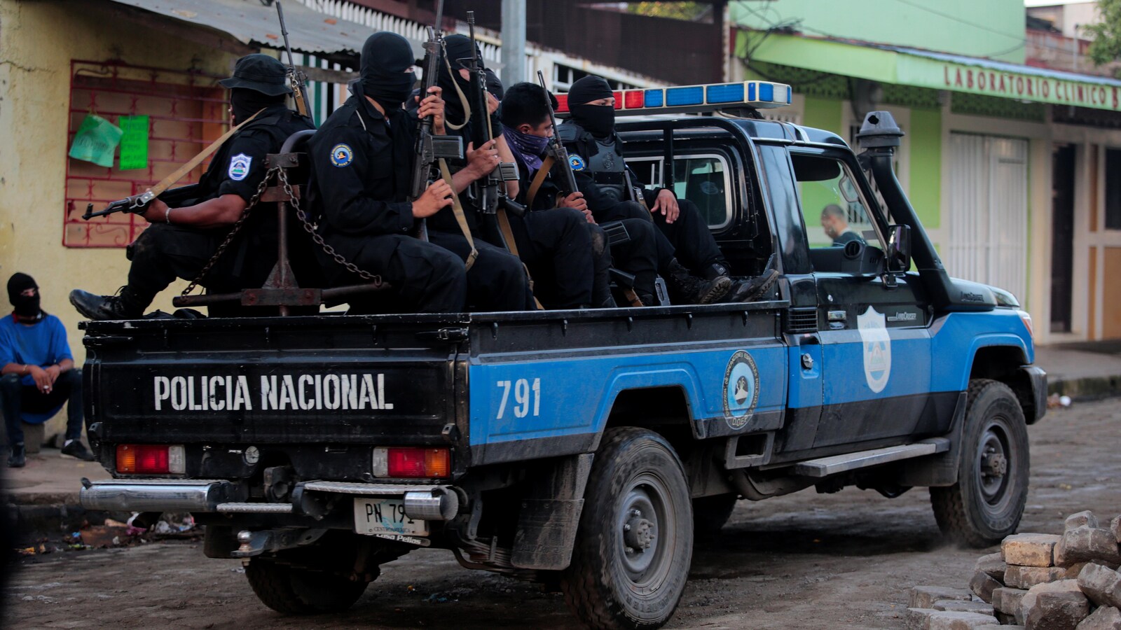 Des policiers armés patrouillent dans une camionnette au Nicaragua.