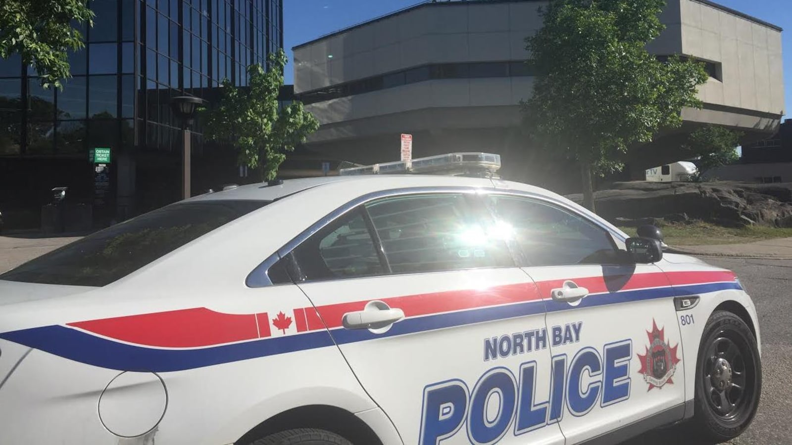 Une voiture du Service de police de North Bay.