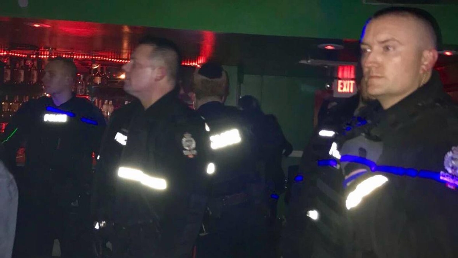 Une poignée de policiers à l'intérieur du Nyala Lounge, en soirée.