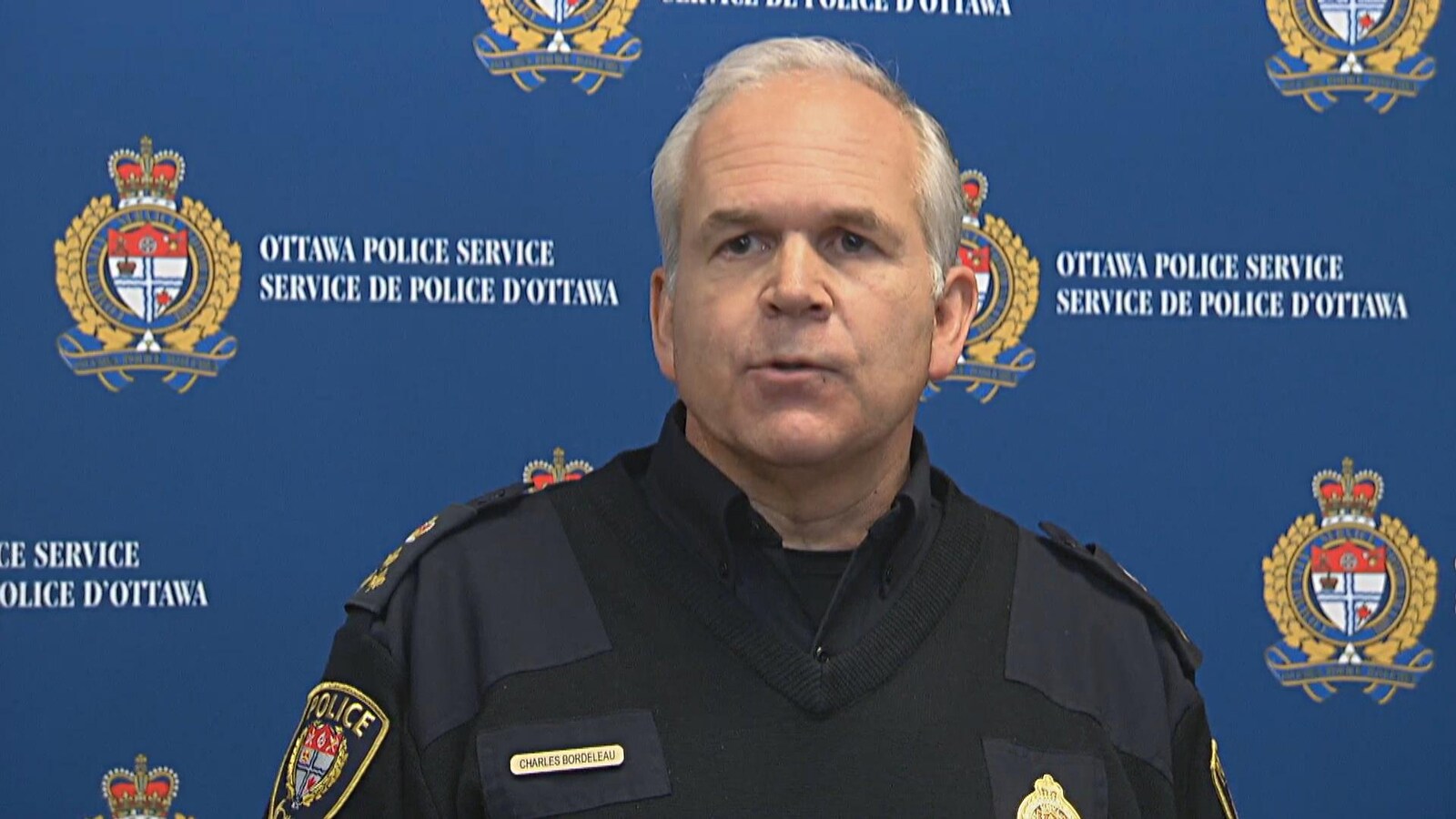 Le chef de police devant un micro, lors de sa conférence de presse.