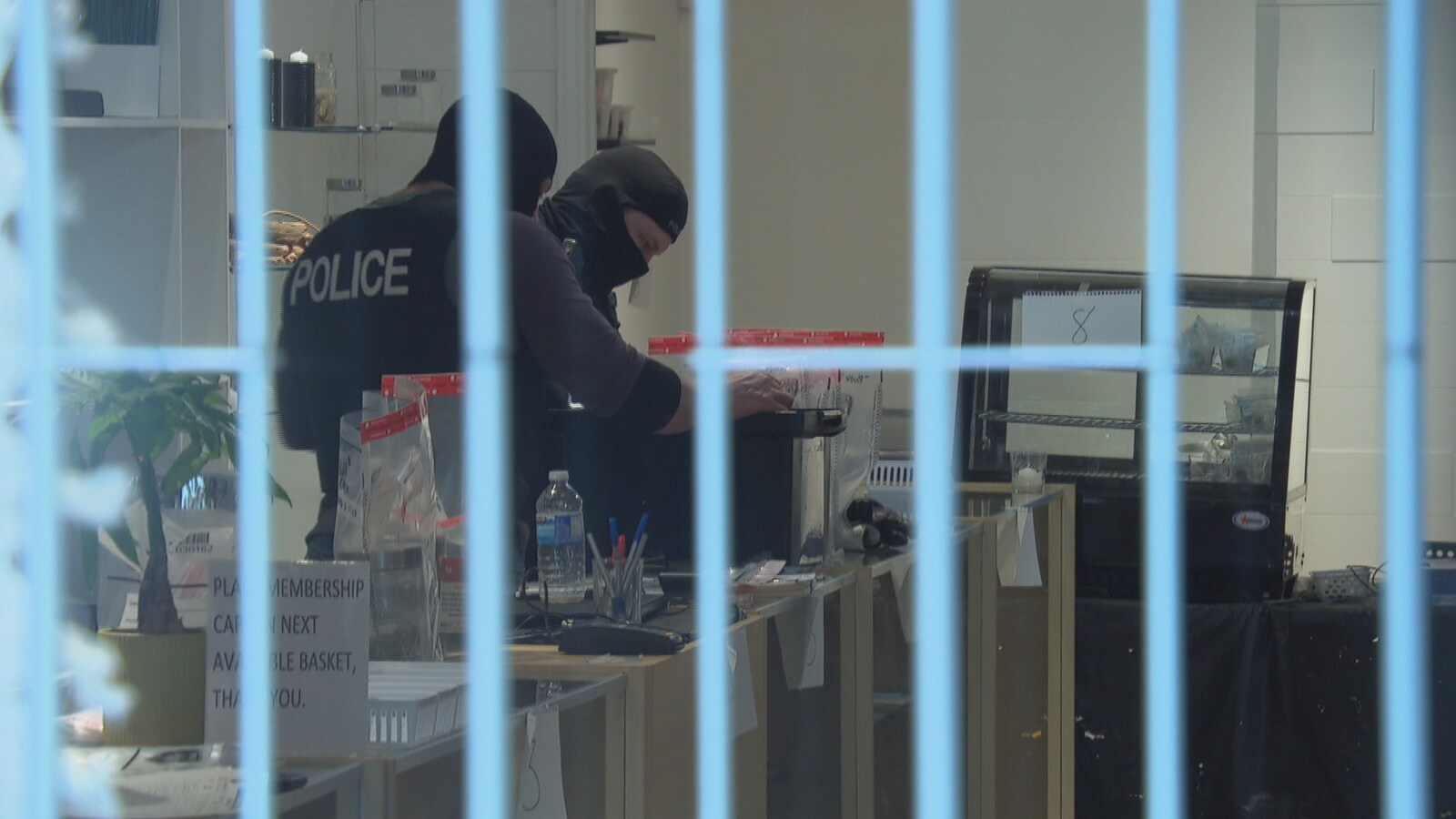 Deux policiers cagoulés dans un commerce