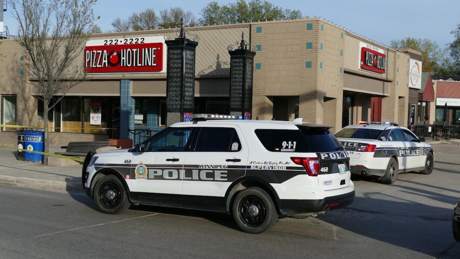 Un véhicule de police devant un restaurant.