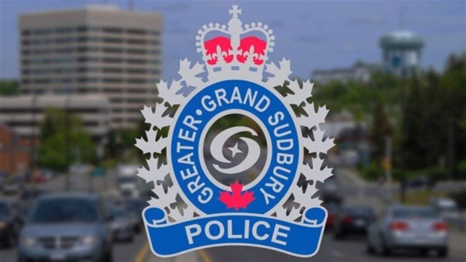 Logo de la police de Sudbury superposé à une photo de la rue Lorne.