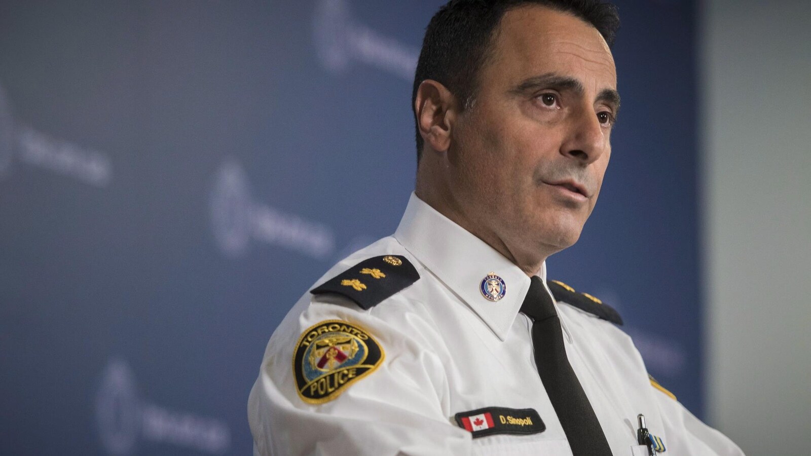 Photo d'un homme portant un uniforme de police blanc