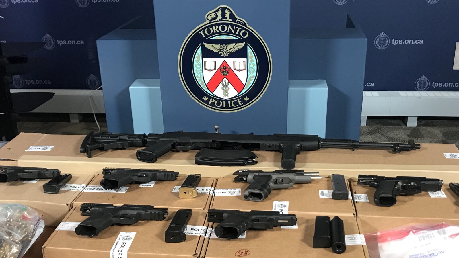Des armes saisies par les policiers.