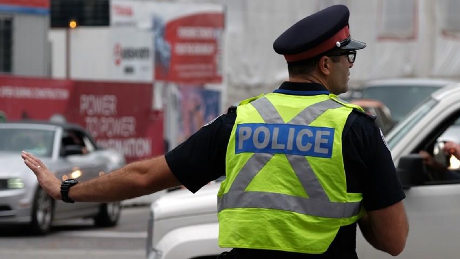 Un policier dans la rue dirige la circulation