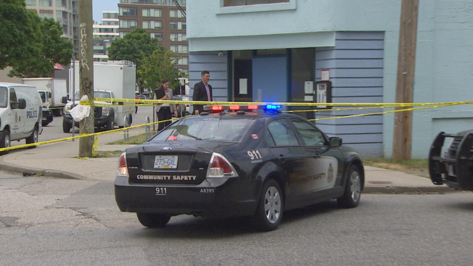 Un véhicule de police et un périmètre de sécurité.