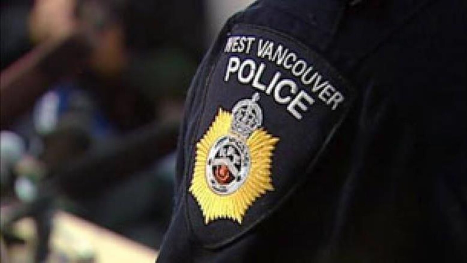 Plan serré sur l'écusson de la police de West Vancouver sur l'épaule d'une personne en uniforme.