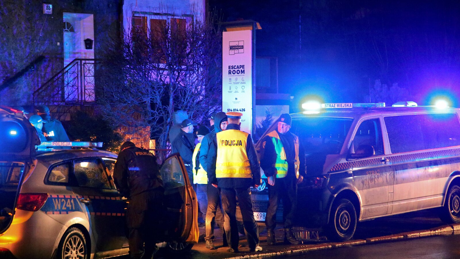 Des policiers sur les lieux de l’incendie qui a éclaté dans une salle d'évasion à Koszalin, en Pologne, le 4 janvier 2019.